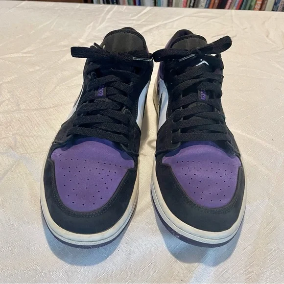2019 Jordan 1 low in court purple!  Good condition. Size 11 - Picture 3 of 4